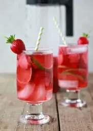 Heldere aardbeiensangria